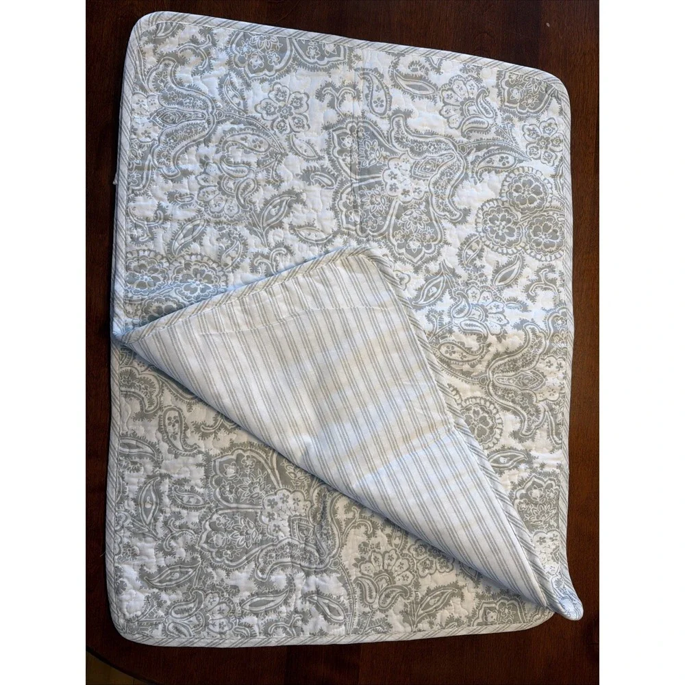 Tommy Bahama Gray White Paisley Medallion Set/2 Quilted Pillow Shams 20x26 1/2